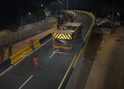 Prefeitura-de-Manaus-avanca-com-sinalizacao-da-alca-superior-do-viaduto-Passarao-durante-a-madrugada-5