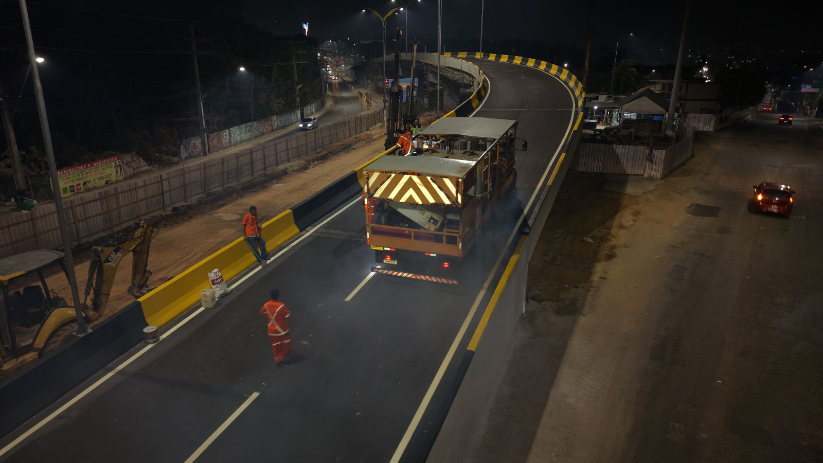 Prefeitura-de-Manaus-avanca-com-sinalizacao-da-alca-superior-do-viaduto-Passarao-durante-a-madrugada-5